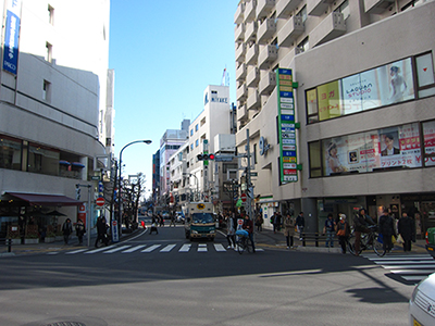 吉祥寺駅から吉祥寺通りの風景